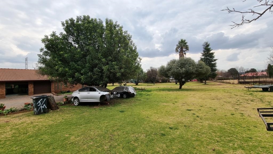 15 Bedroom Property for Sale in Raslouw Gauteng