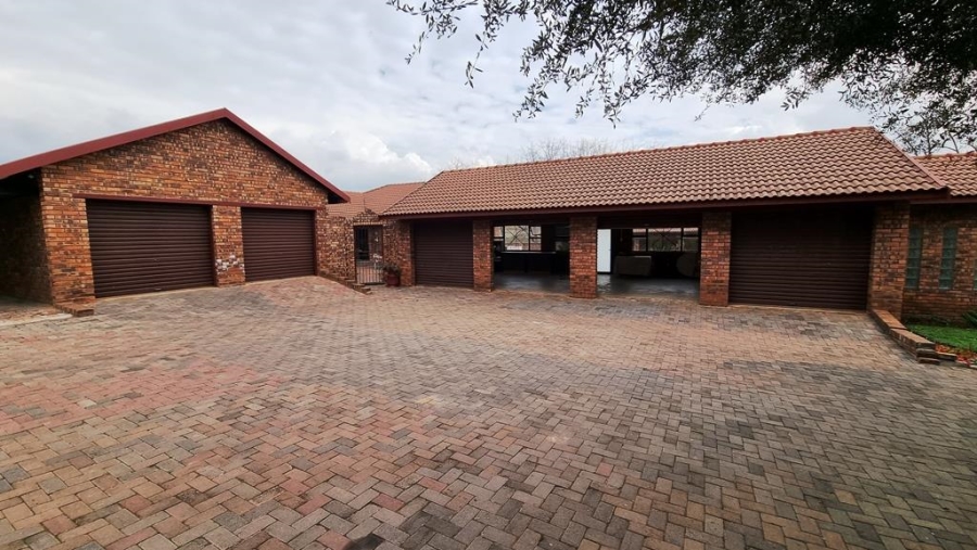 15 Bedroom Property for Sale in Raslouw Gauteng