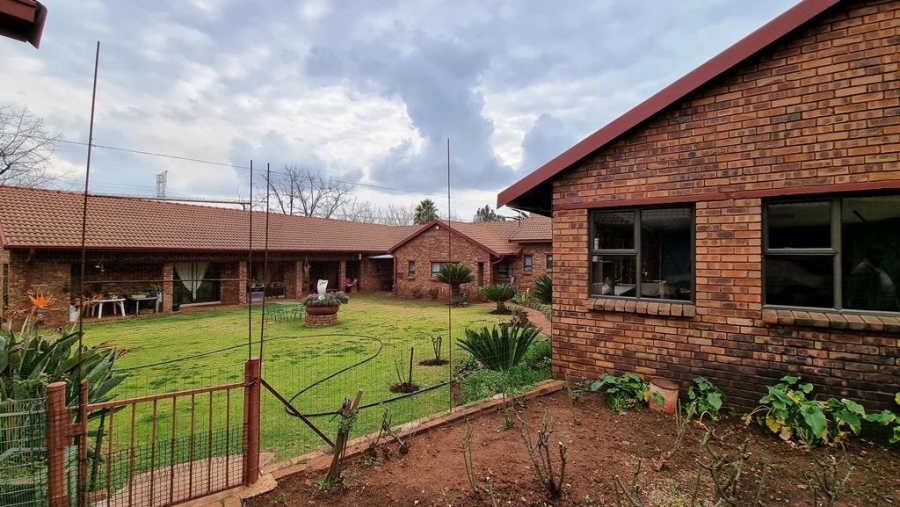 15 Bedroom Property for Sale in Raslouw Gauteng