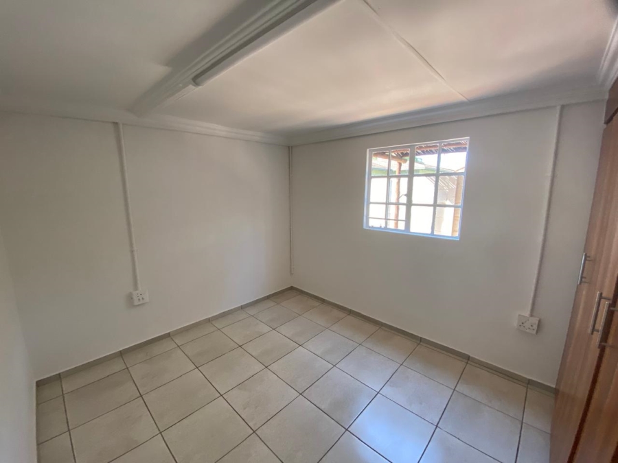 To Let 1 Bedroom Property for Rent in Waverley Gauteng