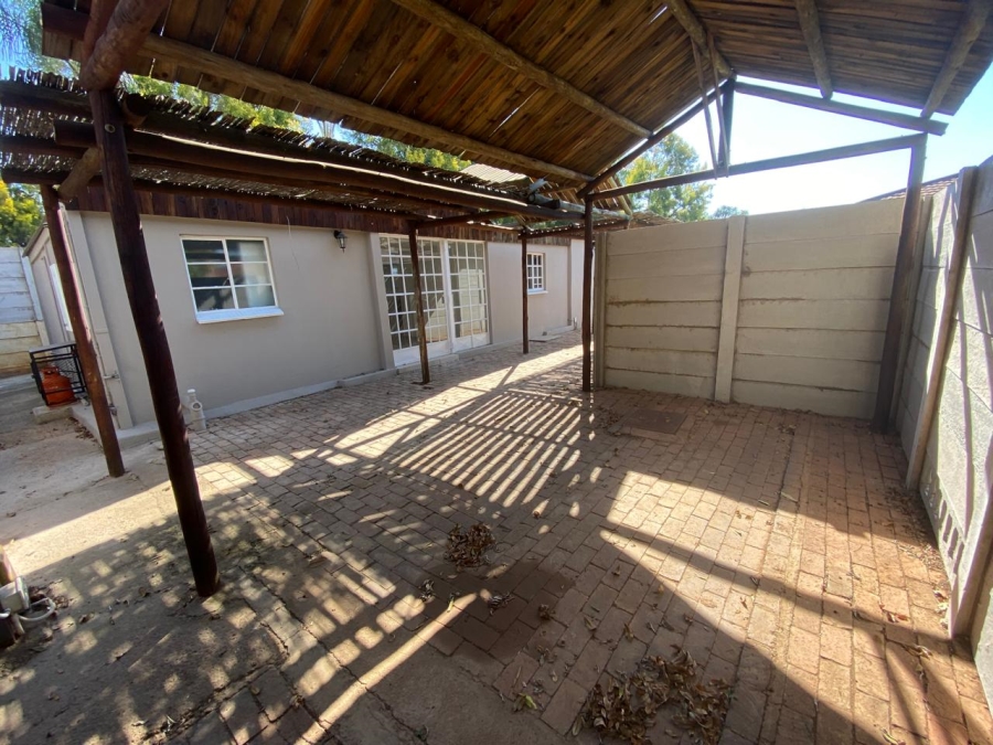 To Let 1 Bedroom Property for Rent in Waverley Gauteng