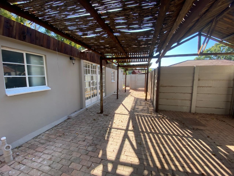 To Let 1 Bedroom Property for Rent in Waverley Gauteng