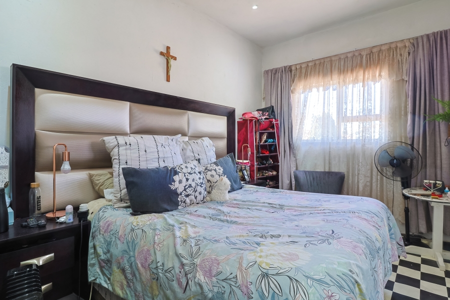 5 Bedroom Property for Sale in Zakariyya Park Gauteng