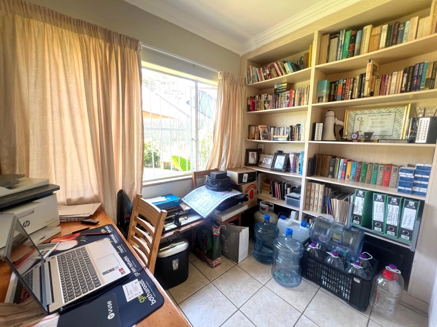 5 Bedroom Property for Sale in Alberante Gauteng