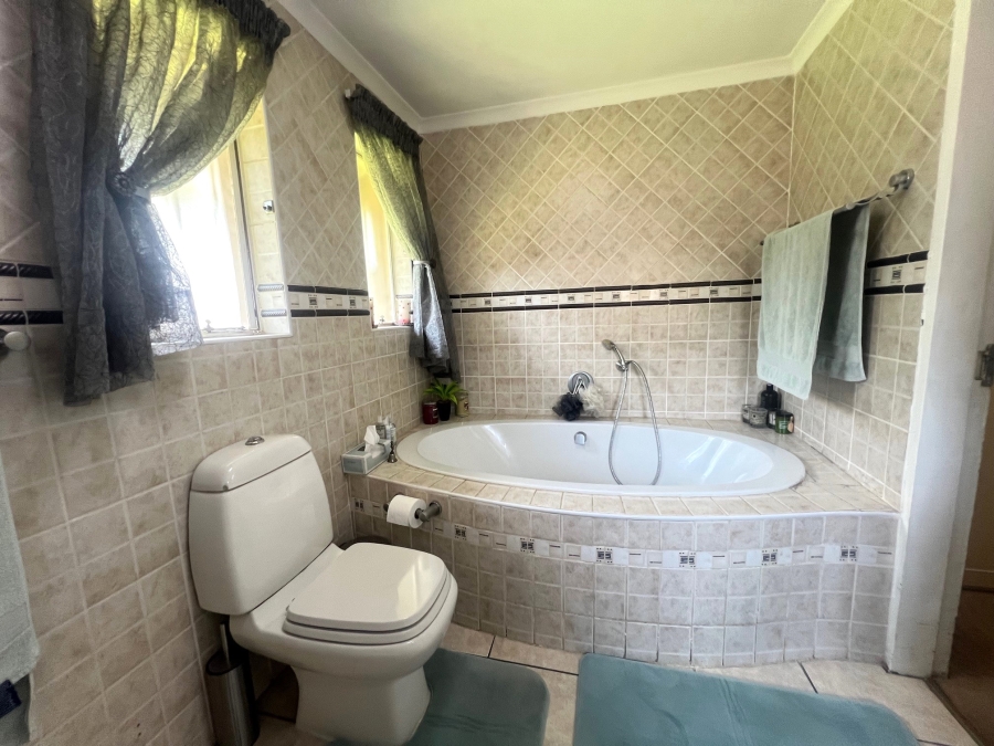 5 Bedroom Property for Sale in Alberante Gauteng