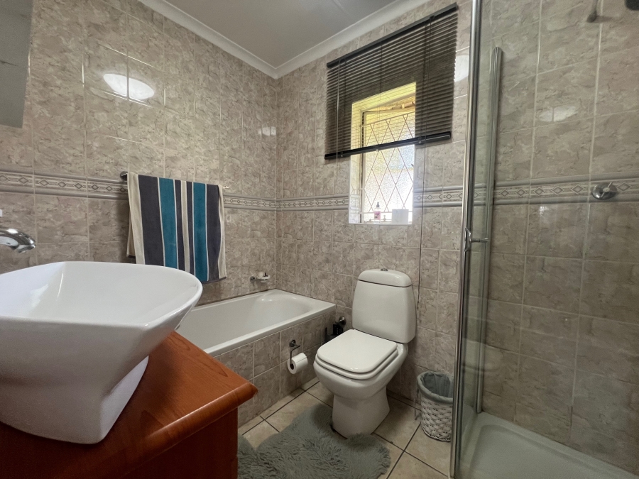 5 Bedroom Property for Sale in Alberante Gauteng