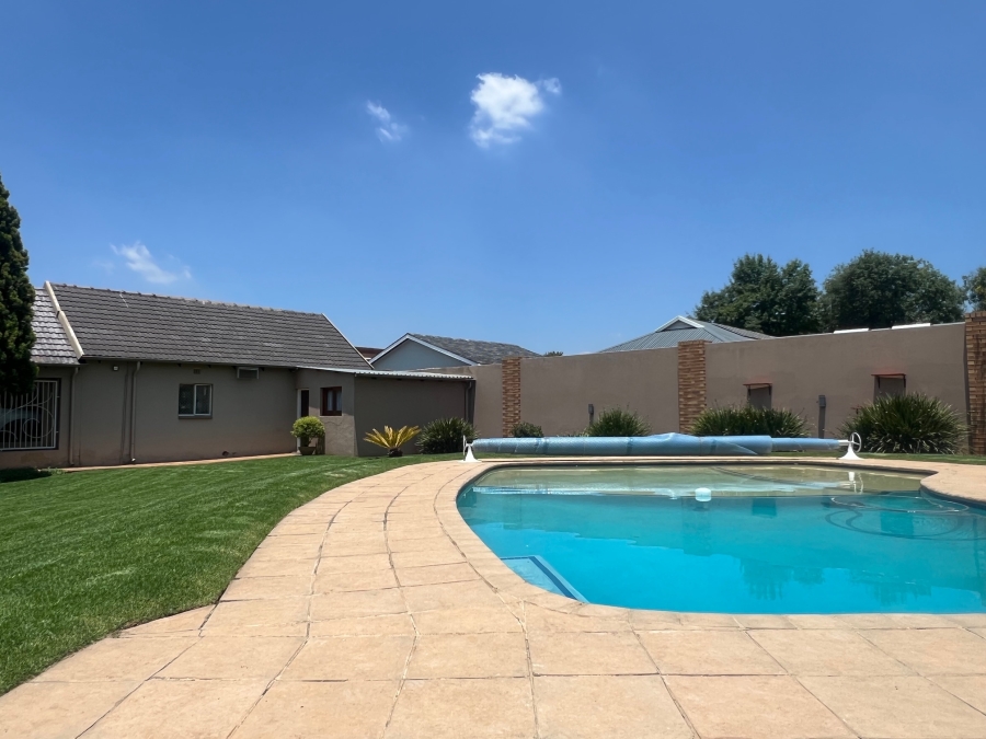 5 Bedroom Property for Sale in Alberante Gauteng