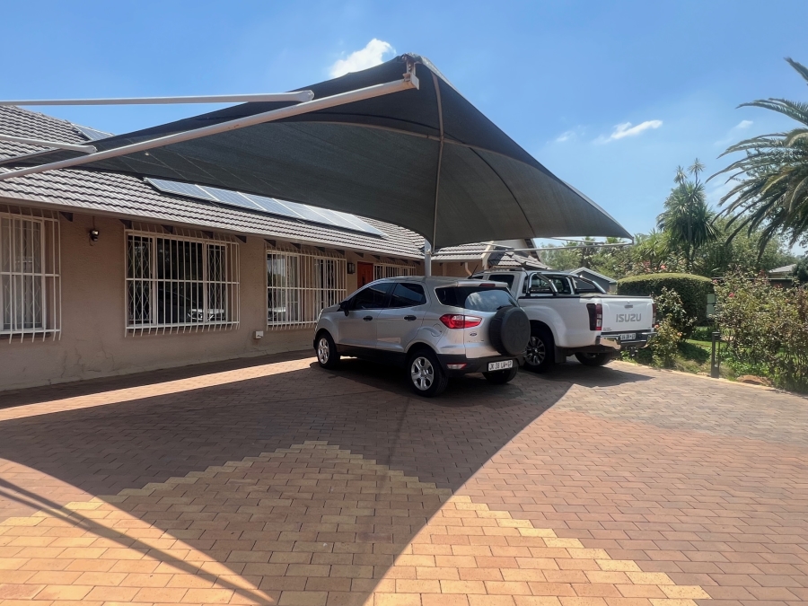 5 Bedroom Property for Sale in Alberante Gauteng