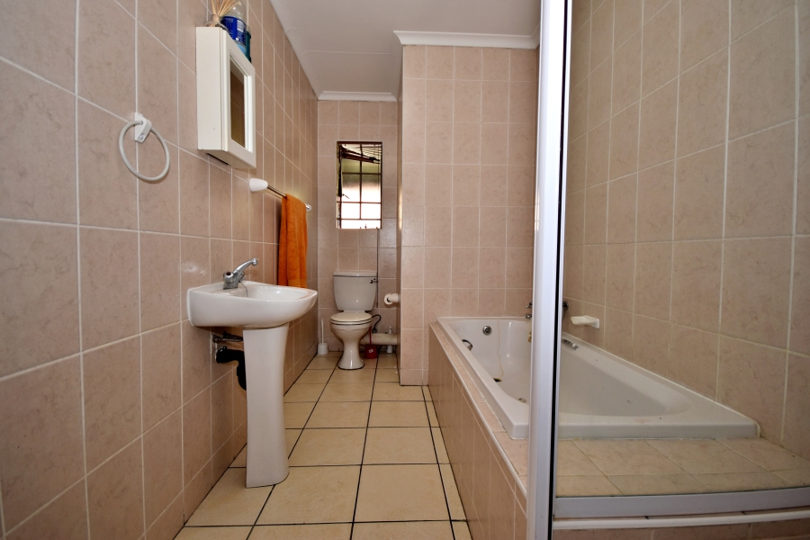2 Bedroom Property for Sale in Sonneglans Gauteng
