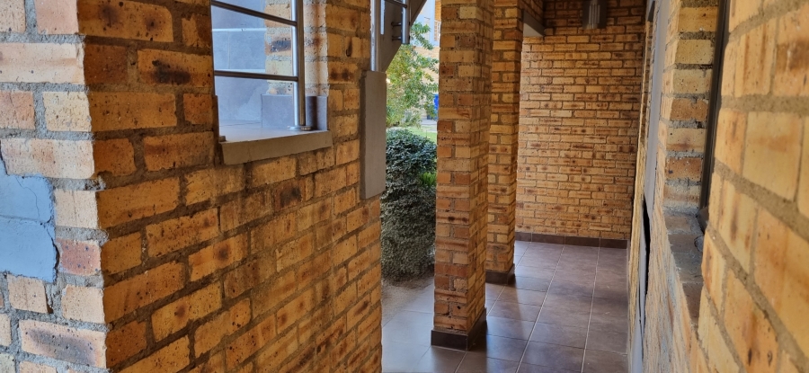 2 Bedroom Property for Sale in Rooihuiskraal North Gauteng