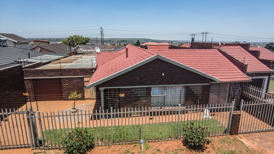 4 Bedroom Property for Sale in Lenasia South Gauteng