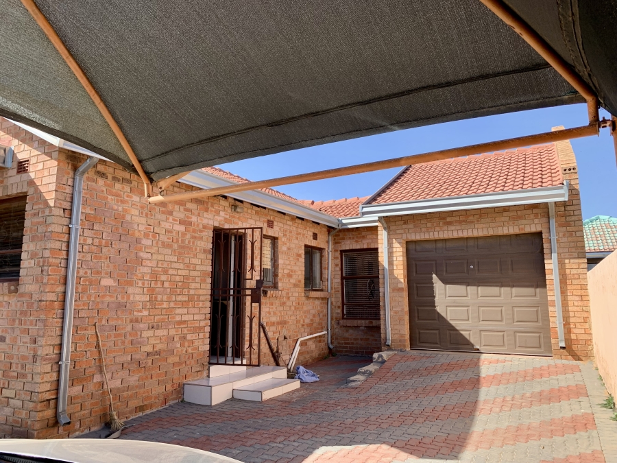 To Let 3 Bedroom Property for Rent in Birch Acres Gauteng