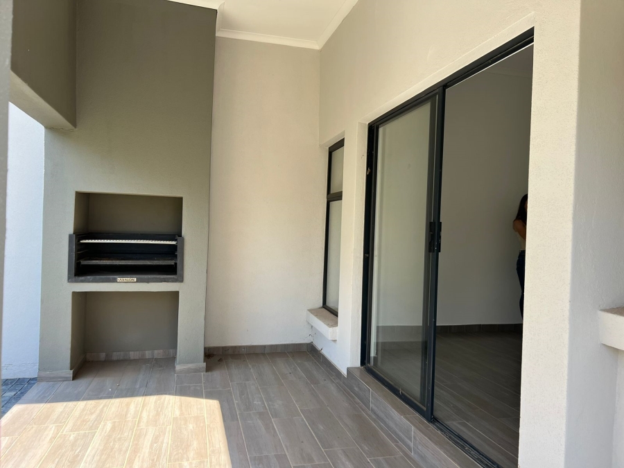 To Let 2 Bedroom Property for Rent in Glen Marais Gauteng