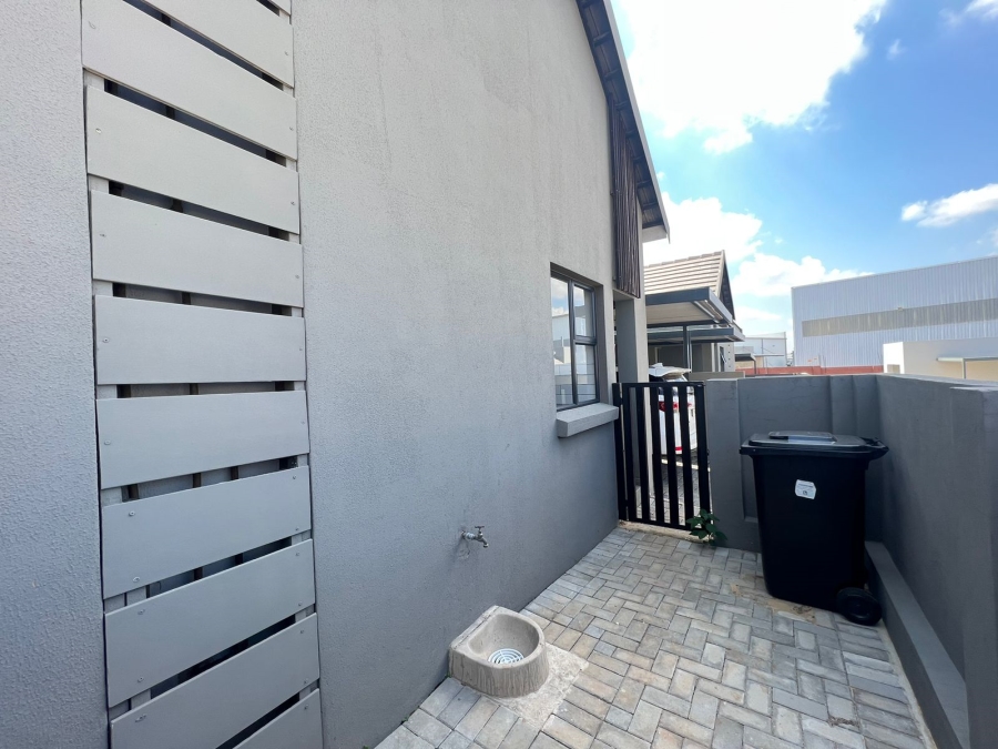 To Let 2 Bedroom Property for Rent in Glen Marais Gauteng