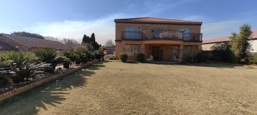 6 Bedroom Property for Sale in Witpoortjie Gauteng