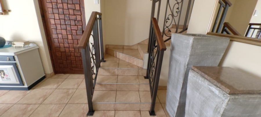 6 Bedroom Property for Sale in Witpoortjie Gauteng