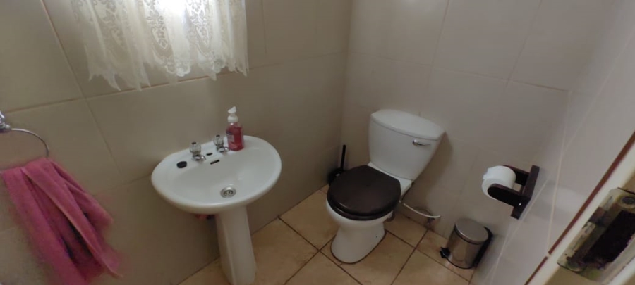 6 Bedroom Property for Sale in Witpoortjie Gauteng