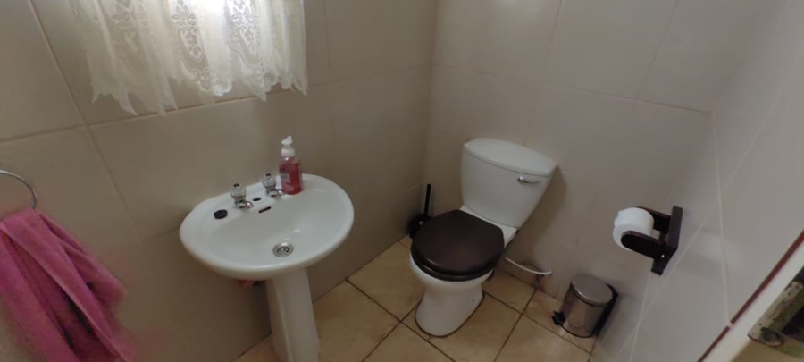 6 Bedroom Property for Sale in Witpoortjie Gauteng