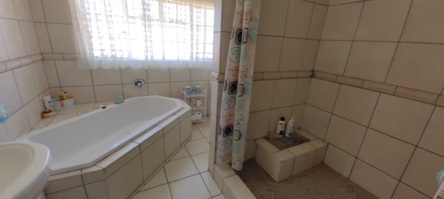 6 Bedroom Property for Sale in Witpoortjie Gauteng