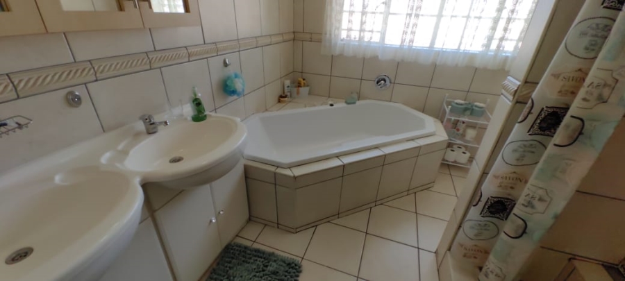 6 Bedroom Property for Sale in Witpoortjie Gauteng