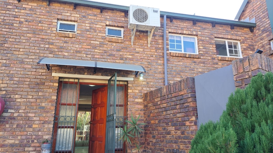3 Bedroom Property for Sale in Garsfontein Gauteng