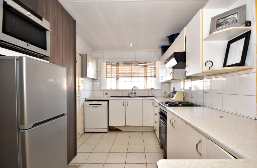 6 Bedroom Property for Sale in Bloubosrand Gauteng