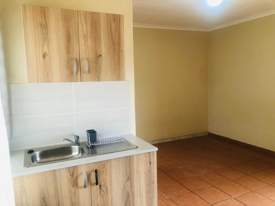 To Let 1 Bedroom Property for Rent in Lindhaven Gauteng