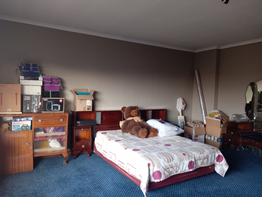 5 Bedroom Property for Sale in Mackenzie Park Gauteng