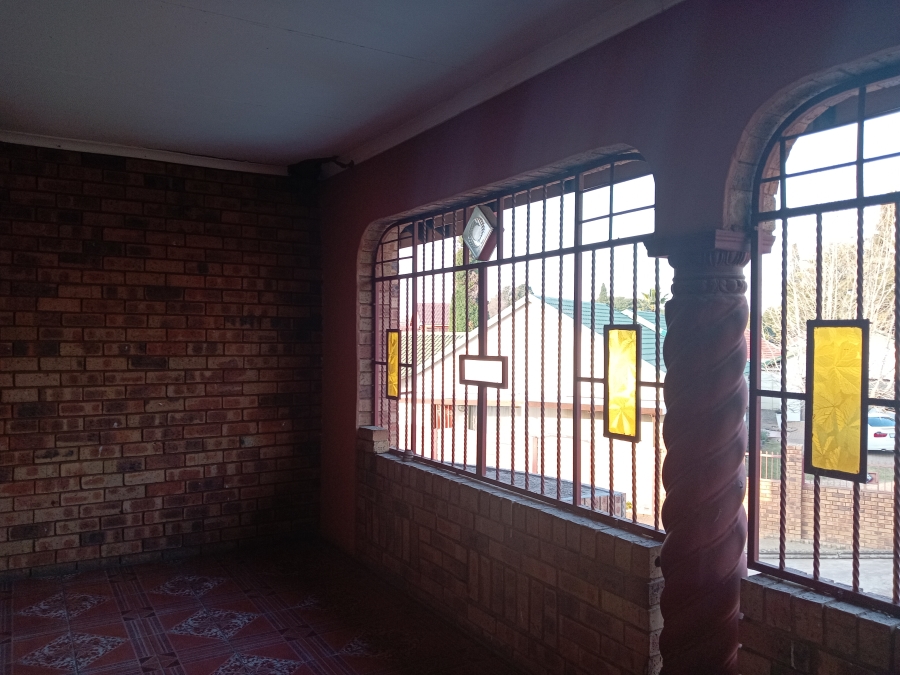 5 Bedroom Property for Sale in Mackenzie Park Gauteng