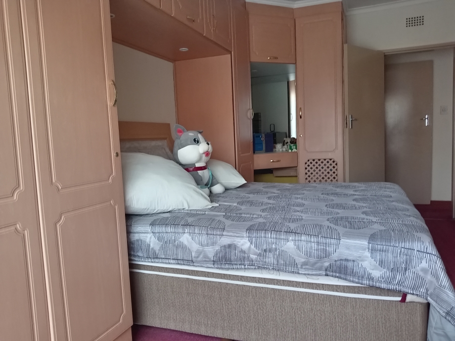 5 Bedroom Property for Sale in Mackenzie Park Gauteng