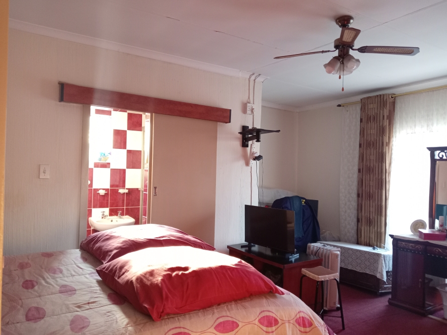 5 Bedroom Property for Sale in Mackenzie Park Gauteng