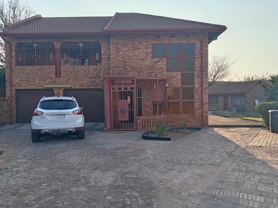 5 Bedroom Property for Sale in Mackenzie Park Gauteng