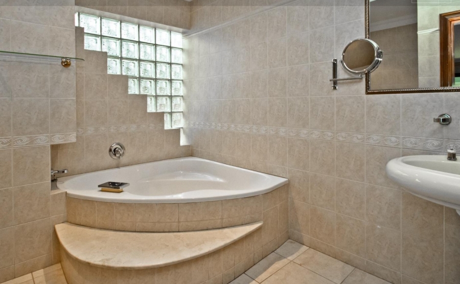 5 Bedroom Property for Sale in Bassonia Gauteng