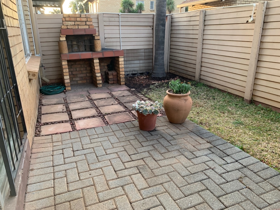 2 Bedroom Property for Sale in Willow Park Manor Gauteng