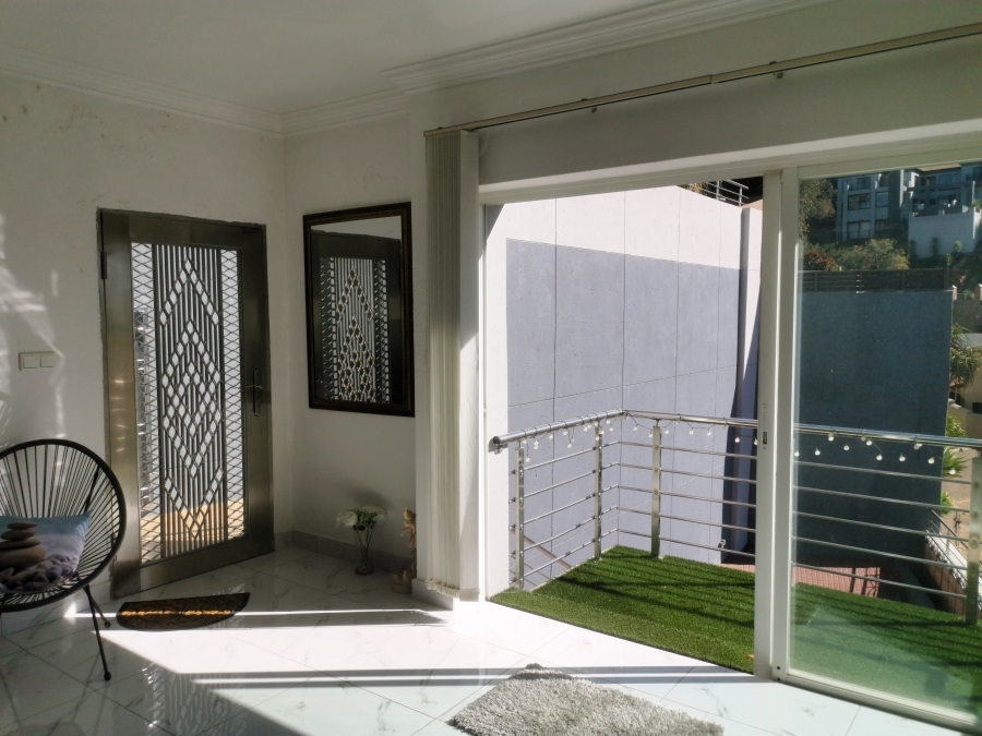 To Let 1 Bedroom Property for Rent in Constantia Kloof Gauteng