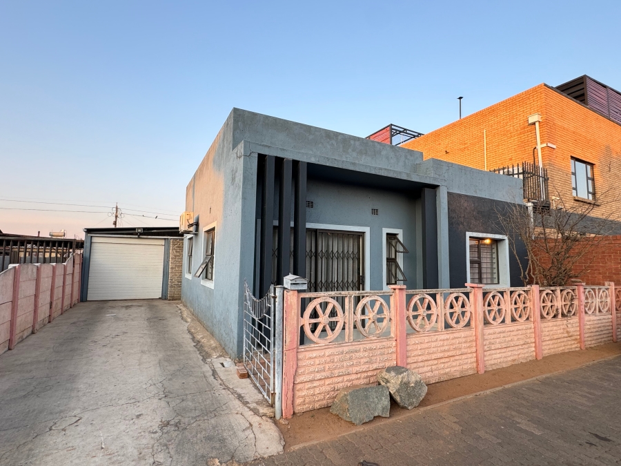 4 Bedroom Property for Sale in Lenasia Ext 5 Gauteng