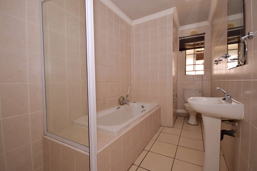 2 Bedroom Property for Sale in Sonneglans Gauteng