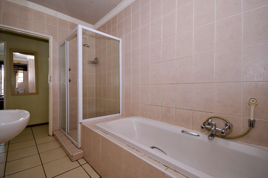 2 Bedroom Property for Sale in Sonneglans Gauteng