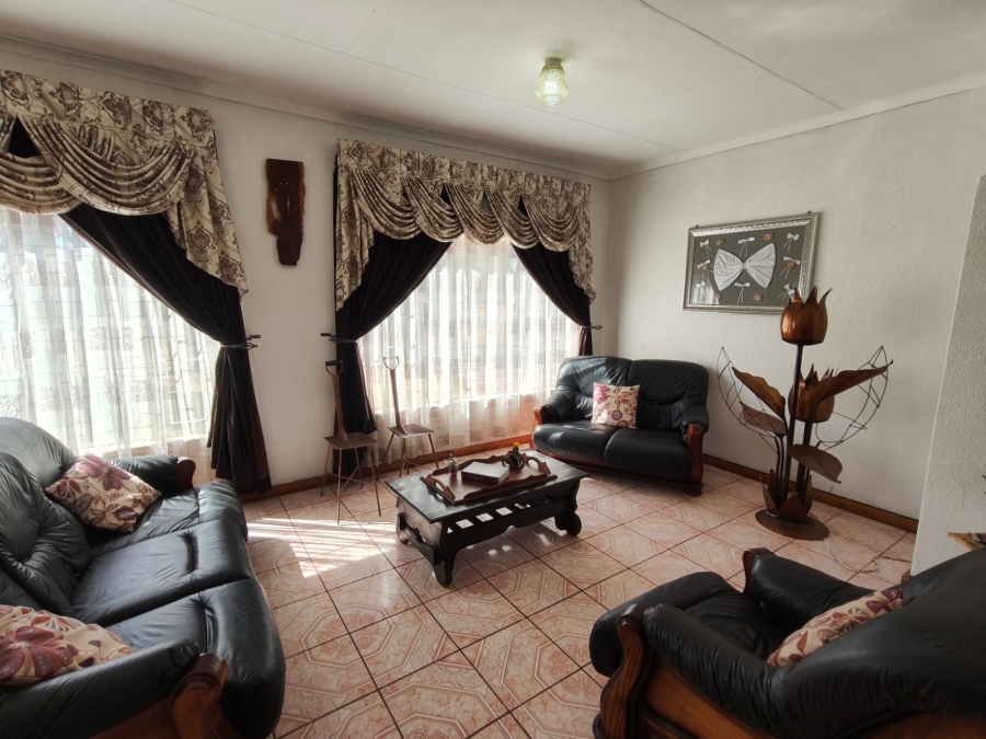 To Let 4 Bedroom Property for Rent in Rothdene Gauteng