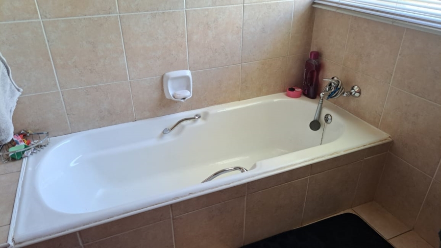 4 Bedroom Property for Sale in Amandasig Gauteng