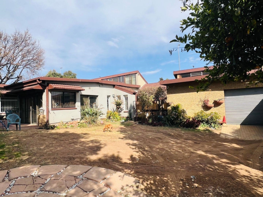3 Bedroom Property for Sale in Fontainebleau Gauteng