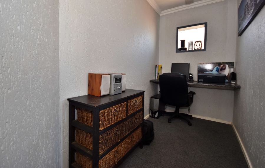 2 Bedroom Property for Sale in Bromhof Gauteng