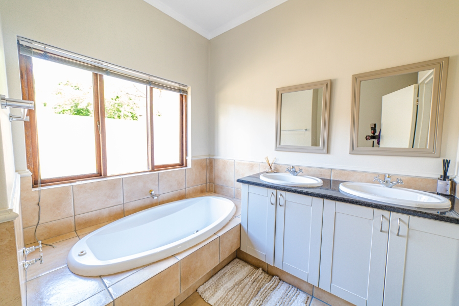 To Let 3 Bedroom Property for Rent in Lonehill Gauteng