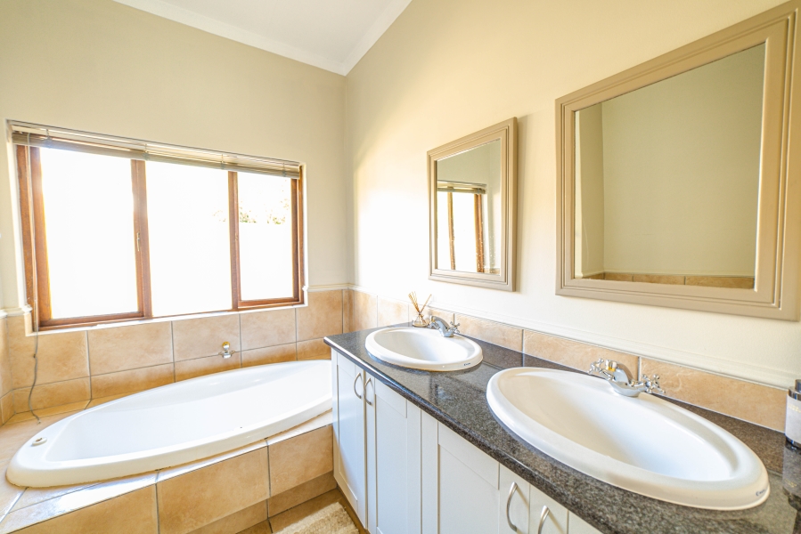 To Let 3 Bedroom Property for Rent in Lonehill Gauteng