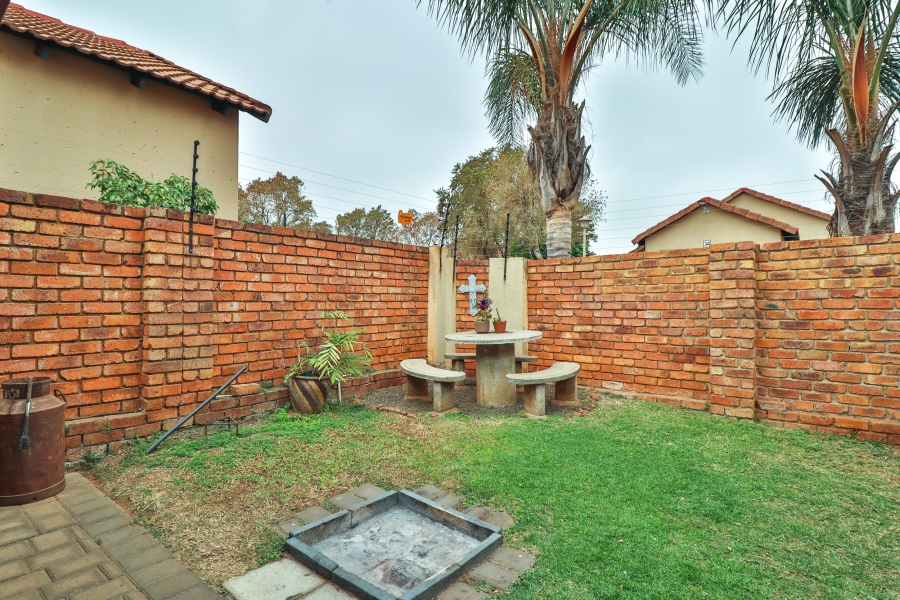 2 Bedroom Property for Sale in Rooihuiskraal Gauteng