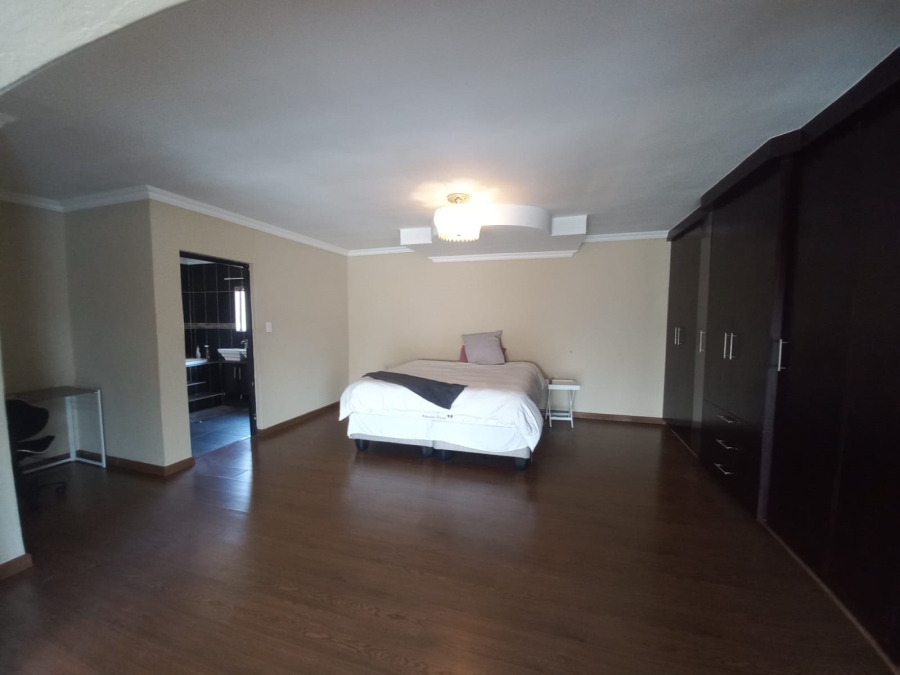 6 Bedroom Property for Sale in Sonneveld Gauteng