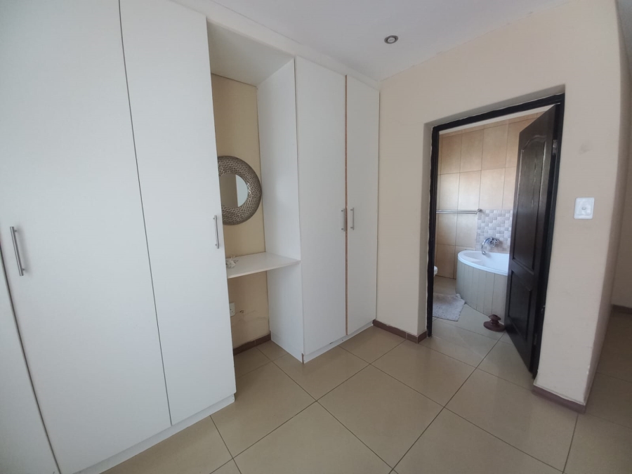 6 Bedroom Property for Sale in Sonneveld Gauteng