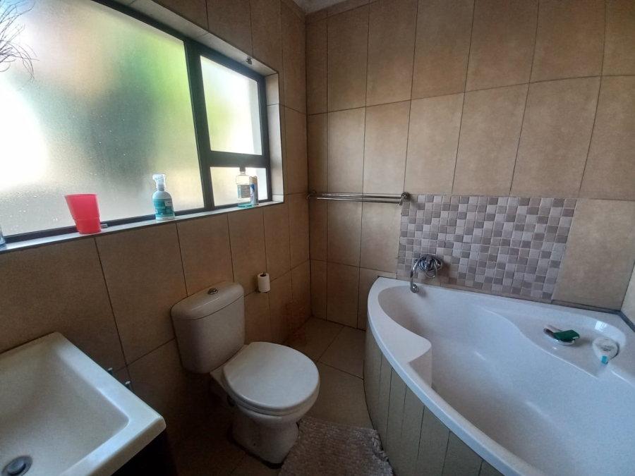 6 Bedroom Property for Sale in Sonneveld Gauteng