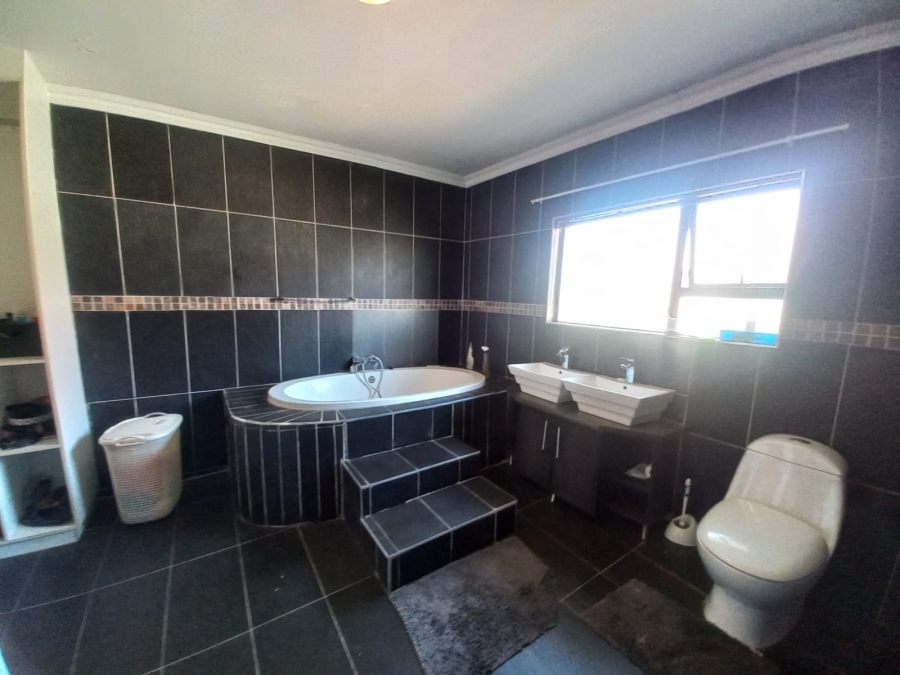 6 Bedroom Property for Sale in Sonneveld Gauteng