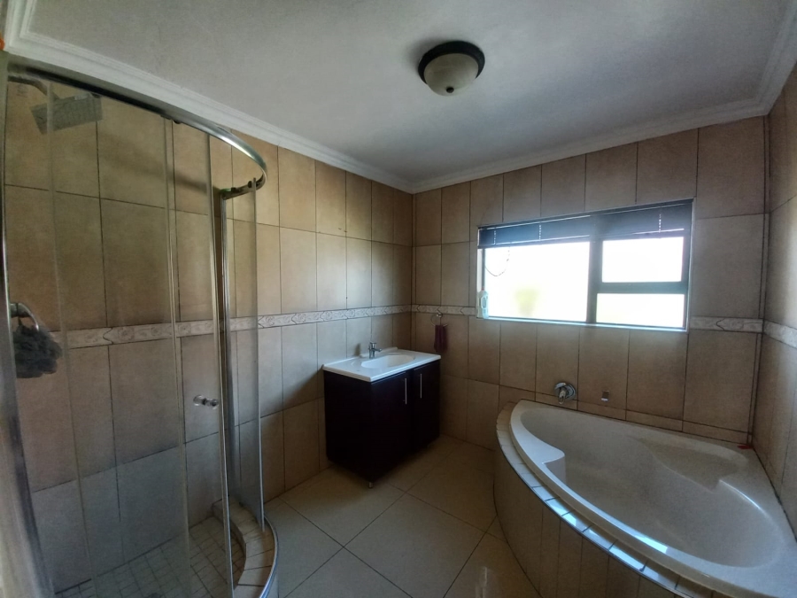 6 Bedroom Property for Sale in Sonneveld Gauteng